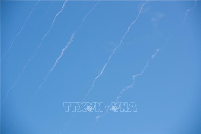 Vệt khói từ tên lửa bị đánh chặn trên bầu trời Jerusalem sau loạt vụ phóng trả đũa từ phía Iran xuống lãnh thổ Israel, ngày 22/6/2025. Ảnh: THX/TTXVN