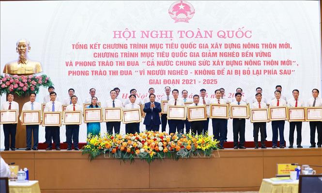 Thủ tướng Phạm Minh Chính trao Huân chương Lao động hạng Ba cho Đảng bộ, chính quyền và nhân dân các huyện có thành tích xuất sắc trong Phong trào thi đua “Cả nước chung tay xây dựng nông thôn mới”. Ảnh: Dương Giang-TTXVN