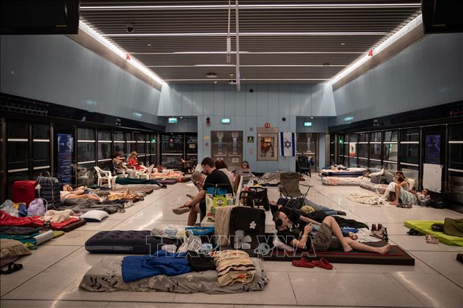 Người dân tạm trú tại nhà ga tàu điện ngầm để tránh các cuộc tấn công, tại Tel Aviv, Israel. Ảnh: THX/TTXVN