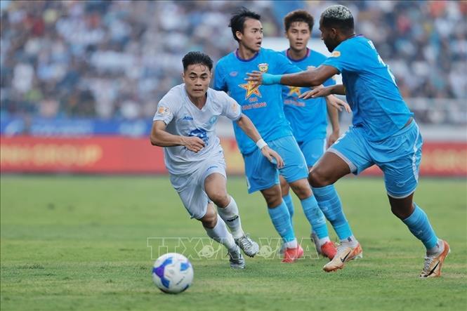 Tình huống thoát xuống vên hành lang cánh trái của tiền vệ Lý Công Hoàng Anh (số 88, Nam Định). Ảnh: Minh Quyết - TTXVN