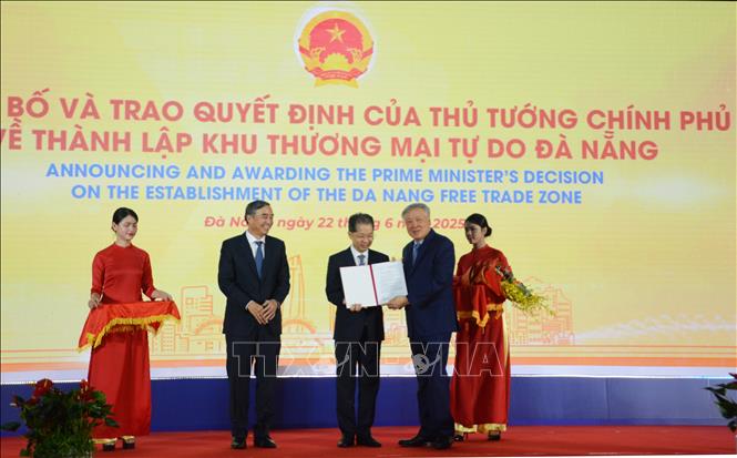 Deputy Prime Minister Nguyen Hoa Binh on June 22 officially announces the Prime Minister's decision to establish the Da Nang Free Trade Zone (FTZ), the first of its kind in Vietnam. VNA Photo: Văn Dũng