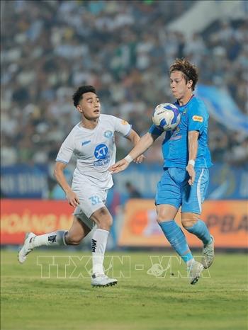 Pha khống chế bóng của cầu thủ Viktor Le (số 14, HLHT). Ảnh: Minh Quyết - TTXVN