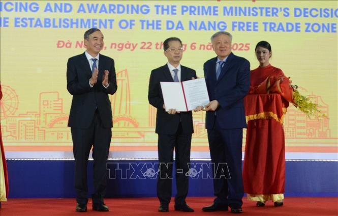 Deputy Prime Minister Nguyen Hoa Binh on June 22 officially announces the Prime Minister's decision to establish the Da Nang Free Trade Zone (FTZ), the first of its kind in Vietnam. VNA Photo: Văn Dũng