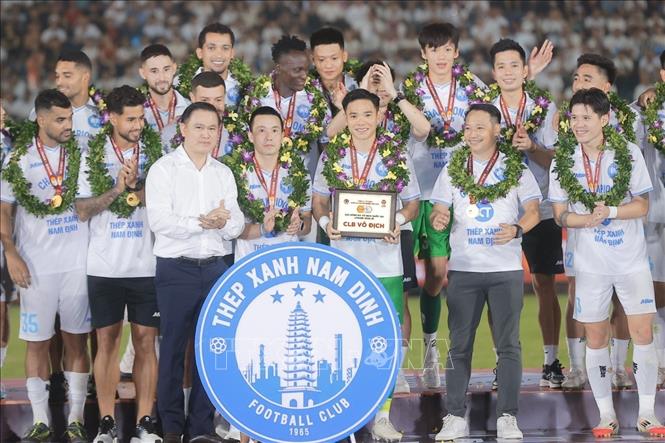 Ban tổ chức trao bảng danh vị cho đội vô địch, CLB Thép Xanh Nam Định. Ảnh: Minh Quyết - TTXVN