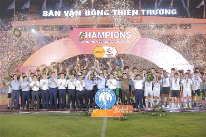 Niềm vui của các cầu thủ Thép Xanh Nam Định khi giành Cúp vô địch. Ảnh: Minh Quyết - TTXVN