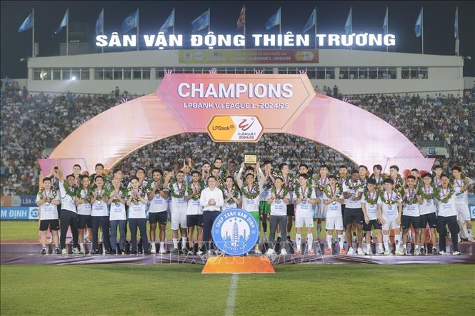 Ban tổ chức trao bảng danh vị cho đội vô địch, CLB Thép Xanh Nam Định. Ảnh: Minh Quyết - TTXVN