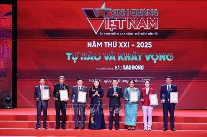 Phó Thủ tướng Hồ Đức Phớc và Phó Chủ tịch, Tổng Thư ký UBTƯ MTTQ Việt Nam Nguyễn Thị Thu Hà trao biểu trưng và chứng nhận Vinh quang Việt Nam 2025 cho các cá nhân. Ảnh: Minh Đức – TTXVN