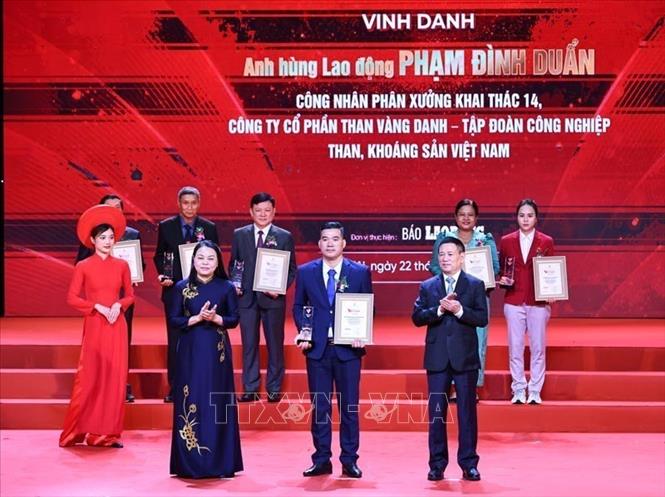 Phó Thủ tướng Hồ Đức Phớc và Phó Chủ tịch, Tổng Thư ký UBTƯ MTTQ Việt Nam Nguyễn Thị Thu Hà trao biểu trưng và chứng nhận Vinh quang Việt Nam 2025 cho các cá nhân. Ảnh: Minh Đức – TTXVN