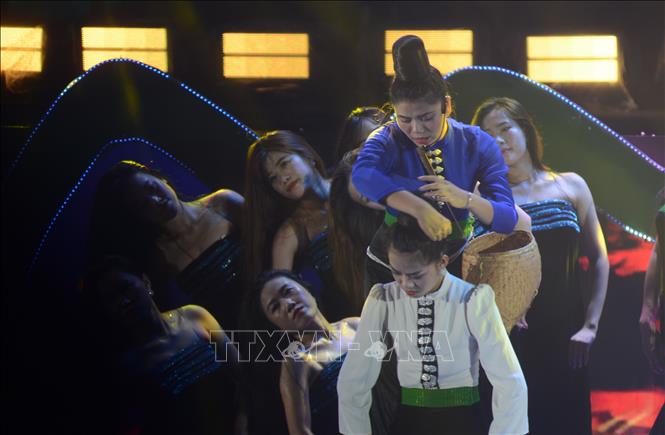 Tiết mục múa tái hiện lại sắc màu văn hóa, tập tục của người dân vùng cao Tây Bắc.  Ảnh: Văn Dũng-TTXVN