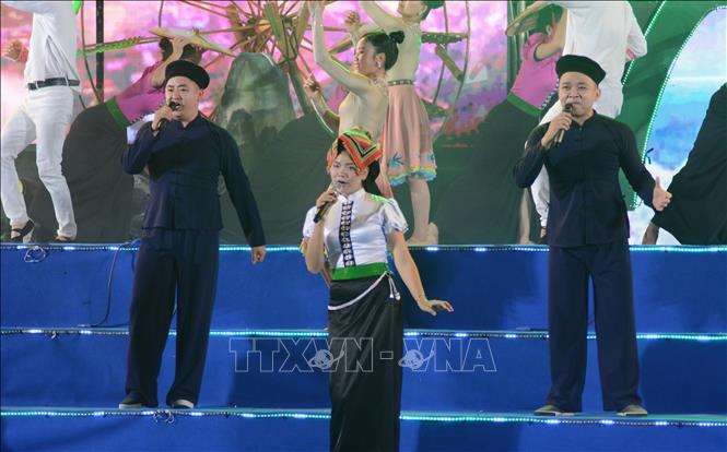 Tiết mục văn nghệ mang đặc sắc văn hóa của người dân Tây Bắc.  Ảnh: Văn Dũng-TTXVN