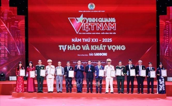 Trưởng Ban Tuyên giáo và Dân vận Trung ương Nguyễn Trọng Nghĩa và Chủ tịch Tổng Liên đoàn Lao động Việt Nam Nguyễn Đình Khang trao biểu trưng và chứng nhận Vinh quang Việt Nam 2025 cho các tập thể. Ảnh: Minh Đức – TTXVN

