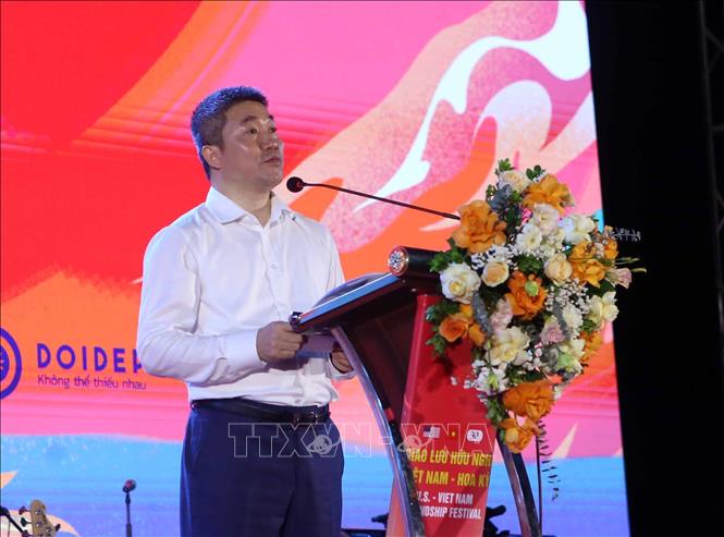 Chủ tịch Liên hiệp các tổ chức hữu nghị Việt Nam Phan Anh Sơn phát biểu khai mạc chương trình. Ảnh: Trần Lê Lâm - TTXVN 