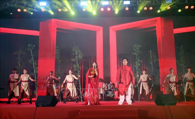 Biểu diễn nghệ thuật tại chương trình Giao lưu hữu nghị Việt Nam - Hoa Kỳ tại thành phố Đà Nẵng. Ảnh: Trần Lê Lâm - TTXVN 