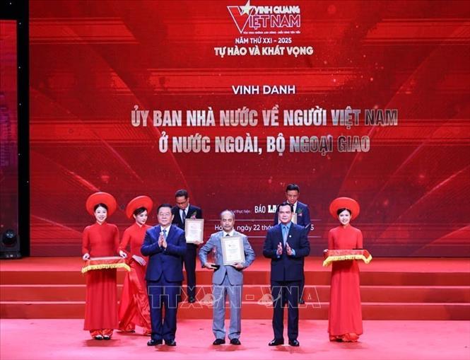 Trưởng Ban Tuyên giáo và Dân vận Trung ương Nguyễn Trọng Nghĩa và Chủ tịch Tổng Liên đoàn Lao động Việt Nam Nguyễn Đình Khang trao biểu trưng và chứng nhận Vinh quang Việt Nam 2025 cho các tập thể. Ảnh: Minh Đức – TTXVN

