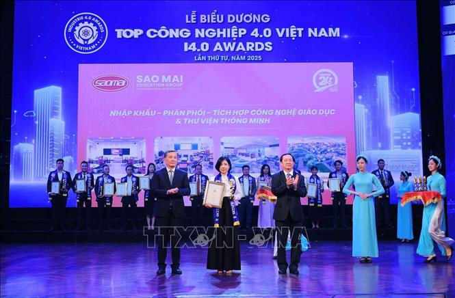 Chủ nhiệm Uỷ ban Khoa học, Công nghệ và Môi trường của Quốc hội Lê Quang Huy và Phó Trưởng Ban Tuyên giáo và Dân vận Trung ương Huỳnh Thành Đạt với các doanh nghiệp được vinh danh. Ảnh: Hoàng Hiếu - TTXVN