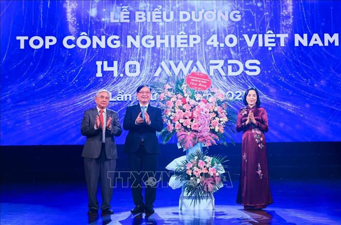 Phó Chủ tịch Quốc hội Nguyễn Thị Thanh trao lẵng hoa chúc mừng chương trình Top Công nghiệp 4.0 Việt Nam, lần thứ tư - năm 2025. Ảnh: Hoàng Hiếu - TTXVN