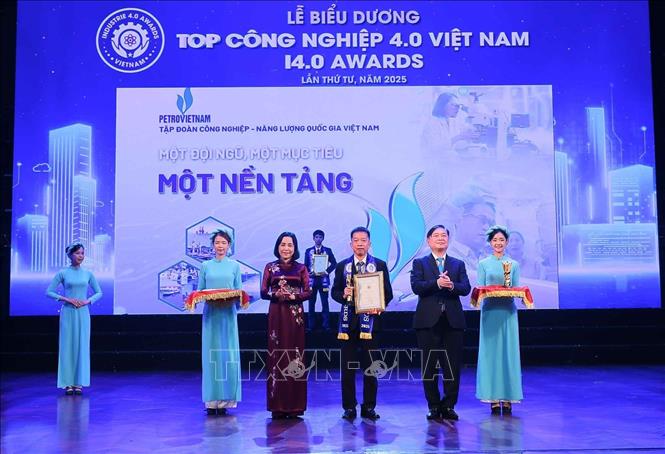 Phó Chủ tịch Quốc hội Nguyễn Thị Thanh và Chủ tịch Liên hiệp các Hội khoa học và Kỹ thuật Việt Nam Phan Xuân Dũng với các doanh nghiệp được biểu dương Top Công nghiệp 4.0 Việt Nam. Ảnh: Hoàng Hiếu - TTXVN