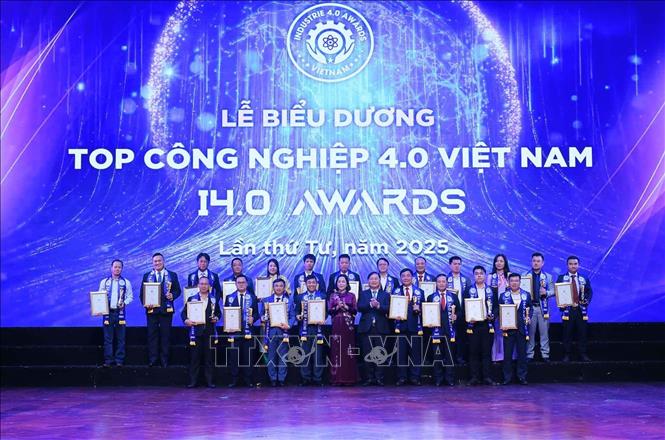 Phó Chủ tịch Quốc hội Nguyễn Thị Thanh và Chủ tịch Liên hiệp các Hội khoa học và Kỹ thuật Việt Nam Phan Xuân Dũng với các doanh nghiệp được biểu dương Top Công nghiệp 4.0 Việt Nam. Ảnh: Hoàng Hiếu - TTXVN