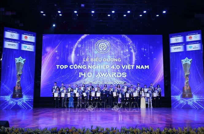 Chủ nhiệm Uỷ ban Khoa học, Công nghệ và Môi trường của Quốc hội Lê Quang Huy và Phó Trưởng Ban Tuyên giáo và Dân vận Trung ương Huỳnh Thành Đạt với các doanh nghiệp được vinh danh. Ảnh: Hoàng Hiếu - TTXVN