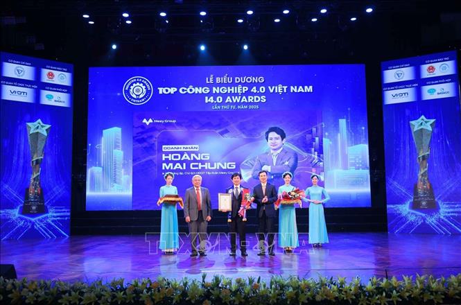 Vinh danh doanh nhân, nhà lãnh đạo tiên phong theo đuổi những giá trị bền vững. Ảnh: Hoàng Hiếu - TTXVN