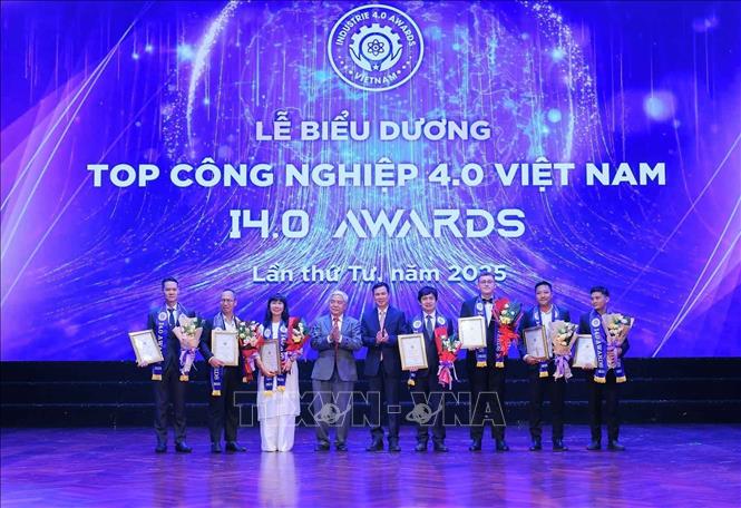 Vinh danh các doanh nhân, nhà lãnh đạo tiên phong theo đuổi những giá trị bền vững. Ảnh: Hoàng Hiếu - TTXVN