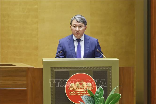 Bộ trưởng Bộ Tư pháp Nguyễn Hải Ninh phát biểu giải trình, làm rõ một số vấn đề đại biểu Quốc hội nêu. Ảnh: Doãn Tấn - TTXVN