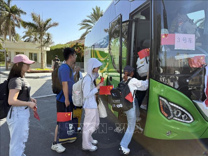 Công dân Trung Quốc sơ tán khỏi Israel lên xe buýt tại cửa khẩu Taba ở tỉnh Nam Sinai, Ai Cập ngày 19/6/2025. Ảnh: THX/TTXVN