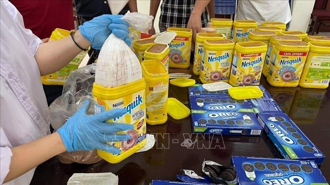 Phát hiện 19kg tinh thể màu trắng nghi là ma túy ketamin được ngụy trang bằng các hộp sản phẩm trong lô hàng từ Pháp về Việt Nam. Ảnh: TTXVN phát