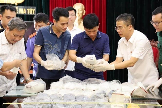 Phòng Cảnh sát điều tra tội phạm về ma túy công an tỉnh Thanh Hóa phối hợp với các lực lượng Hải quan, Biên phòng phá thành công chuyên án vận chuyển ma túy xuyên quốc gia với thủ đoạn rất tinh vi, bắt 4 đối tượng, thu giữ 34kg ma túy đá. Ảnh: TTXVN phát