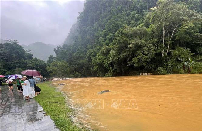 Mưa lớn kéo dài, mực nước trên Suối Lê Nin (khu di tích quốc gia đặc biệt Pác Bó) dâng cao khiến cho các hoạt động thăm quan, du lịch bị ảnh hưởng. Ảnh: TTXVN phát