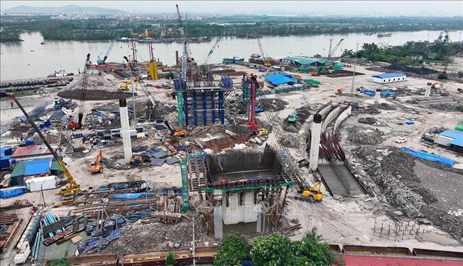 Dự án cầu Nguyễn Trãi và chỉnh trang đô thị vùng phụ cận, có tổng mức đầu tư 6.235 tỷ đồng, nối quận Ngô Quyền với quận Thủy Nguyên, thành phố Hải Phòng; đây là cầu thứ 6 bắc qua sông Cấm . Ảnh: Vũ Sinh - TTXVN