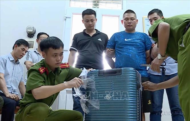 Công an tỉnh Hưng Yên triệt phá thành công chuyên án vận chuyển trái phép chất ma túy, thu giữ số lượng lớn ma túy gồm 54 bánh heroin được dấu trong vali. Ảnh: Đinh Tuấn - TTXVN