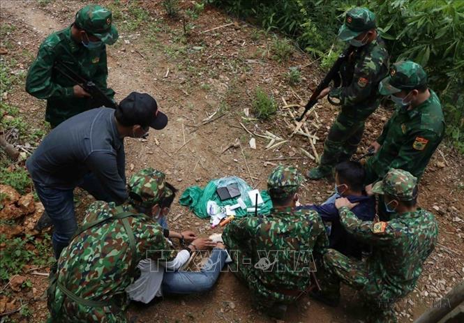 Đồn Biên phòng Pa Thơm (BĐBP tỉnh Điện Biên) phối hợp tích cực với các lực lượng hiệp đồng tăng cường các biện pháp để đấu tranh chống các loại tội phạm ma túy; chủ động bám nắm địa bàn, biên giới kịp thời phát hiện, xử lý những tình huống xảy ra. Ảnh: Xuân Tiến – TTXVN