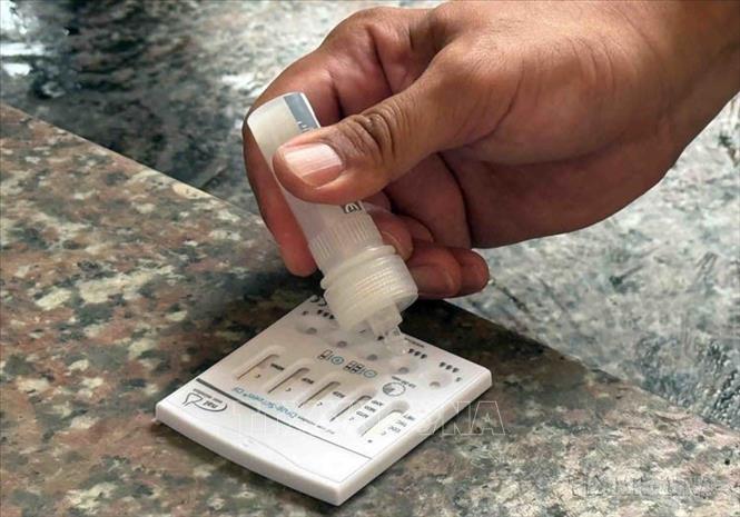 Lực lượng CSGT Công an thành phố Hà Nội tiến hành kiểm tra ma tuý đối với các tài xế xe khách tại khu vực bến xe Mỹ Đình. Ảnh: Phạm Kiên - TTXVN