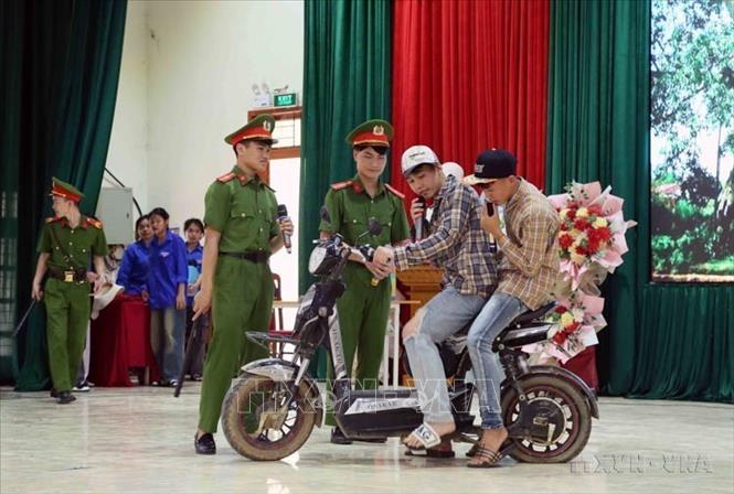 Tiểu phẩm dẫn đến phiên tòa giả định “Hãy cùng chung tay bảo vệ môi trường học đường” tại chương trình tuyên truyền pháp luật, phòng chống ma túy cho thanh thiếu nhi Sơn La năm 2025. Ảnh: Quang Quyết - TTXVN