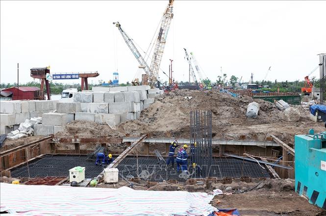 Gói thầu xây dựng cầu Hải Thành đang được triển khai thi công, có tổng mức đầu tư 2.500 tỷ đồng, nối quận Dương Kinh và quận Hải An, thuộc 
