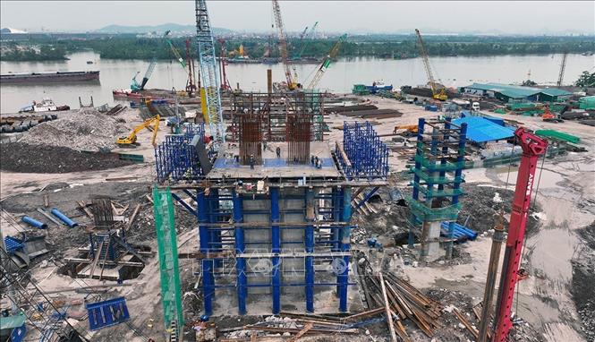 Dự án cầu Nguyễn Trãi và chỉnh trang đô thị vùng phụ cận, là cầu thứ 6 bắc qua sông Cấm của thành phố Hải Phòng, có tổng mức đầu tư 6.235 tỷ đồng, nối quận Ngô Quyền với quận Thủy Nguyên, thành phố Hải Phòng. Ảnh: Vũ Sinh - TTXVN
