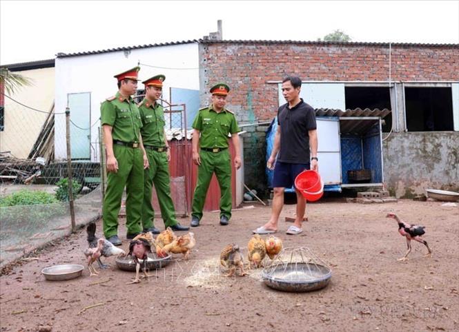 Công an chính quy xã Nghĩa Lạc (Nghĩa Hưng, Nam Định) thường xuyên đến thăm hỏi, động viên và giúp đỡ anh L.V.D (từng có 2 tiền án về các tội liên quan đến ma tuý). Ảnh: Phạm Kiên - TTXVN