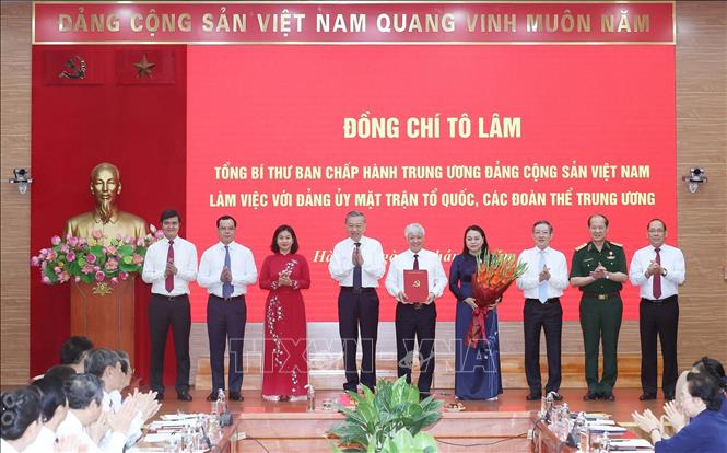 Tổng Bí thư Tô Lâm trao Quyết định của Bộ Chính trị về chức năng, nhiệm vụ, tổ chức bộ máy Cơ quan Ủy ban Trung ương Mặt trận Tổ quốc Việt Nam theo mô hình mới và triển khai các nhiệm vụ trọng tâm của MTTQ Việt Nam và các tổ chức thành viên. Ảnh: Thống Nhất – TTXVN
