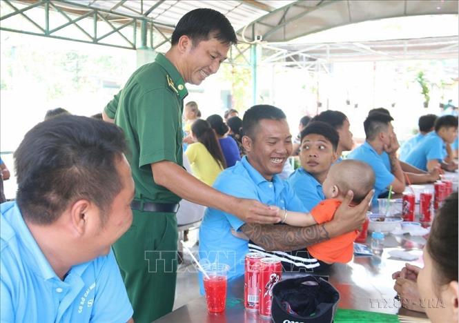 Học viên tại một cơ sở cai nghiện ma túy thuộc Lực lượng Thanh niên xung phong Thành phố Hồ Chí Minh vui mừng khi gặp người thân. Ảnh: Thanh Vũ – TTXVN