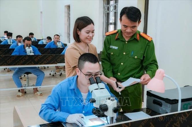 Với tinh thần trách nhiệm, tận tâm, cán bộ, chiến sĩ Công an tỉnh Vĩnh Phúc làm nhiệm vụ tại Cơ sở cai nghiện đã triển khai đồng bộ, hiệu quả các biện pháp tổng thể, kết hợp giữa y tế, tâm lý, giáo dục và hỗ trợ xã hội. Qua đó, tạo điều kiện cho học viên học nghề, hướng nghiệp để có thể tái hòa nhập xã hội. Ảnh: Minh Hiền/TTXVN phát