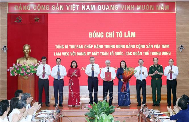 Tổng Bí thư Tô Lâm trao Quyết định của Bộ Chính trị về chức năng, nhiệm vụ, tổ chức bộ máy Cơ quan Ủy ban Trung ương Mặt trận Tổ quốc Việt Nam theo mô hình mới và triển khai các nhiệm vụ trọng tâm của MTTQ Việt Nam và các tổ chức thành viên. Ảnh: Thống Nhất – TTXVN