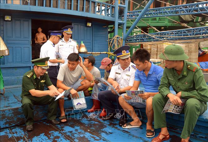 Bộ Tư lệnh Vùng Cảnh sát biển 1 phối hợp tuyên truyền phòng, chống ma túy tại Hải Phòng, nhằm nâng cao nhận thức cho bà con nhân dân các vùng biển, đảo về công tác phòng, chống ma túy (2019). Ảnh: TTXVN phát