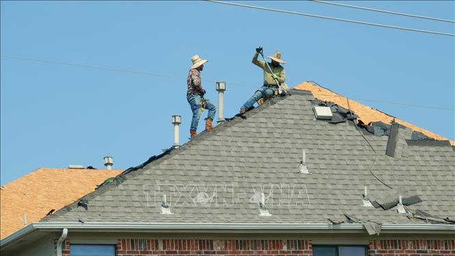 Công nhân làm việc dưới trời nắng nóng tại Plano, Texas, Mỹ. Ảnh: THX/TTXVN