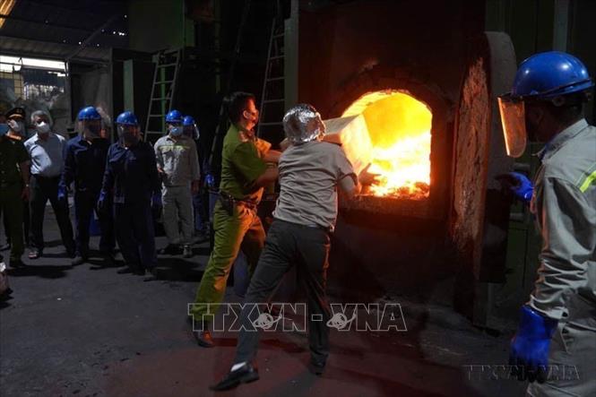 Các cơ quan liên quan tiến hành mở kho, kiểm đếm gần 1,3 tấn ma túy các loại (trong 126 vụ án hình sự) và đem tiêu hủy tại lò đốt ở huyện Bình Chánh (TP.Hồ Chí Minh, 25/09/2024 ). Ảnh TTXVN phát