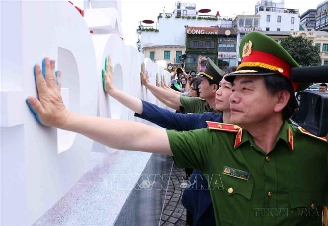 Các đại biểu thực hiện nghi thức in dấu tay lên biểu tượng 