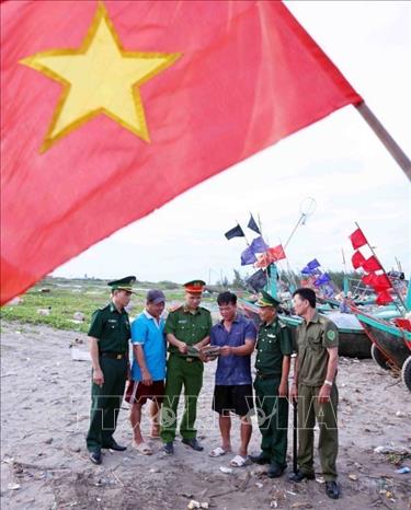 Công an xã Hải Lý (Hải Hậu, Nam Định) phối hợp với lực lượng bộ đội biên phòng tuyên truyền đến ngư dân vùng biển về nâng cao ý thức phòng, chống ma tuý. Ảnh: Phạm Kiên - TTXVN