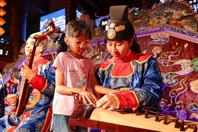 Một bạn trẻ say sưa với phím đàn, biểu tượng cho sức sống mới và tương lai của dòng nhạc cung đình. Ảnh: Thanh Tùng - TTXVN 