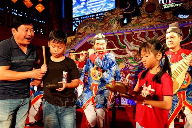 Sức hấp dẫn của di sản văn hóa phi vật thể được UNESCO công nhận, thu hút sự quan tâm đặc biệt của du khách. Ảnh: Thanh Tùng - TTXVN 