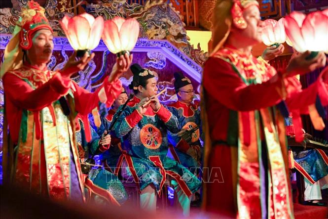 Hơi thở của nghệ nhân hòa cùng tiếng kèn bóp, tạo nên những thanh âm chủ đạo, da diết và trang trọng đặc trưng của Nhã nhạc. Ảnh: Thanh Tùng - TTXVN 